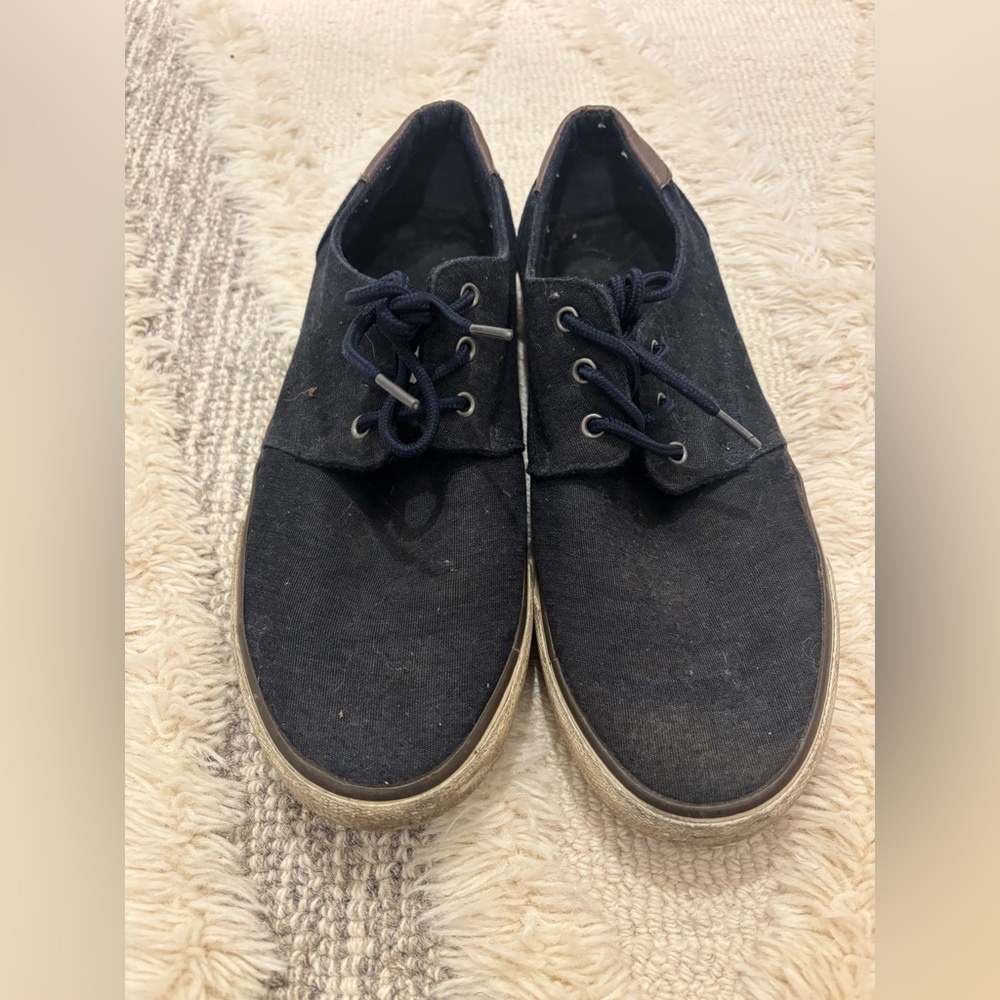 Andrew Marc Black Sneakers Classic Low-Top Design